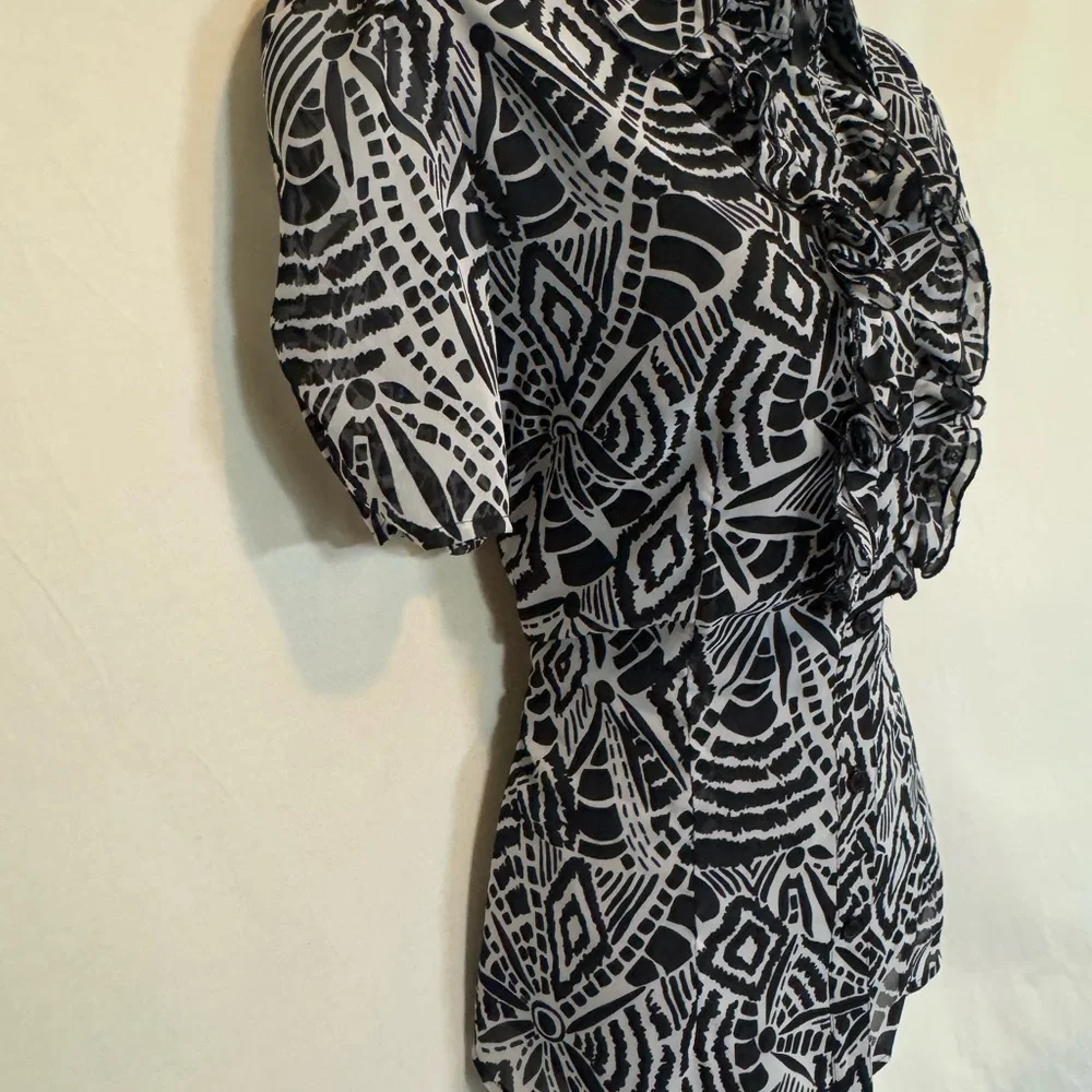 H-21 Spense Black & White Ruffled Lined Short Sleeve Button Down Blouse‎ Size M